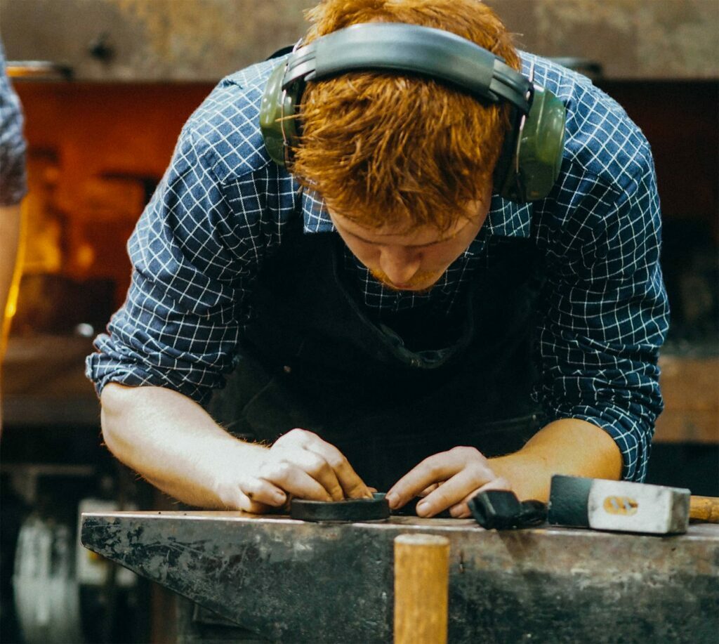 découvrez notre expertise acquise au fil des ans en ferronnerie : créations sur mesure, savoir-faire artisanal et qualité durable pour tous vos projets métalliques.