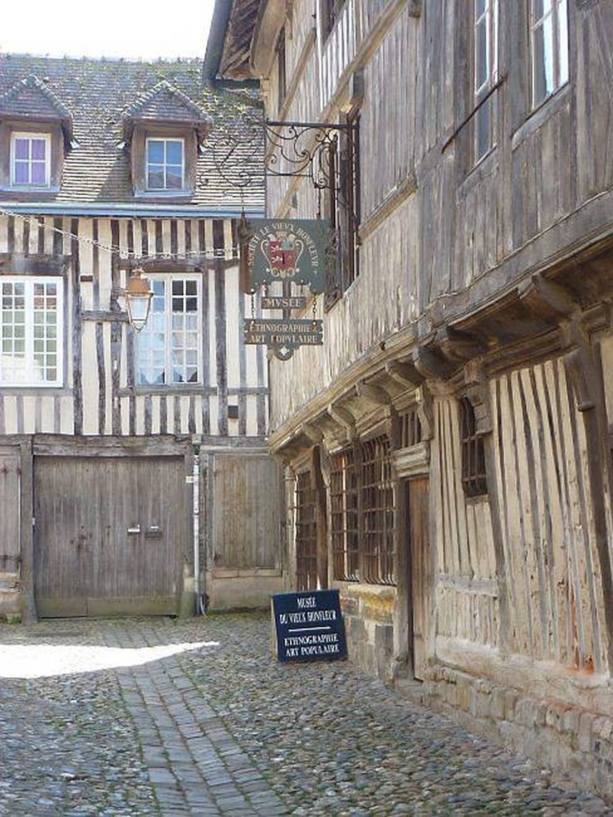 découvrez le trésor historique d'honfleur : une plongée fascinante au cœur du patrimoine, des monuments emblématiques et des secrets bien gardés de cette ville normande pleine de charme.