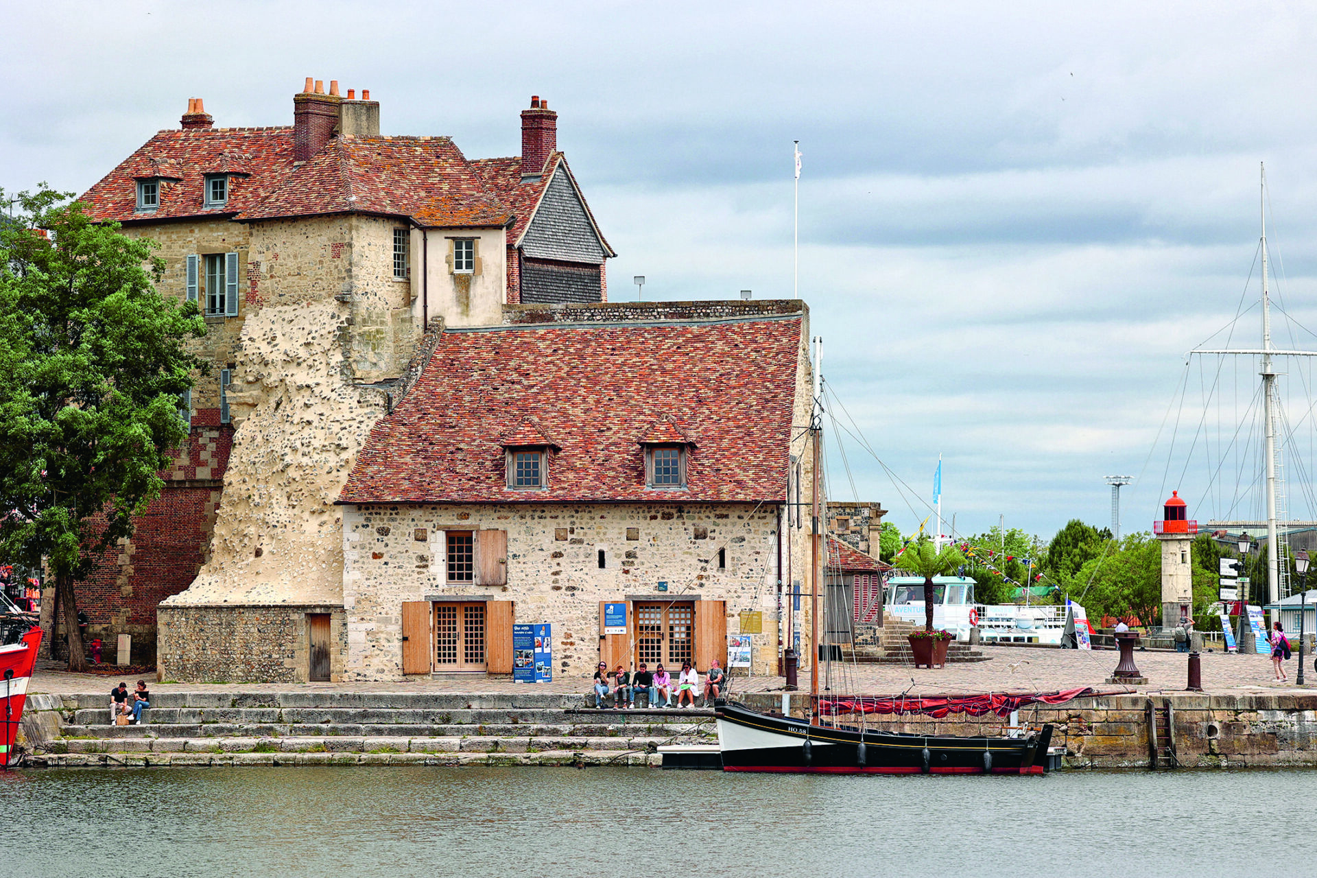 découvrez le trésor historique d'honfleur : un voyage fascinant à travers l'histoire, le patrimoine et les secrets bien cachés de cette ville emblématique de normandie.