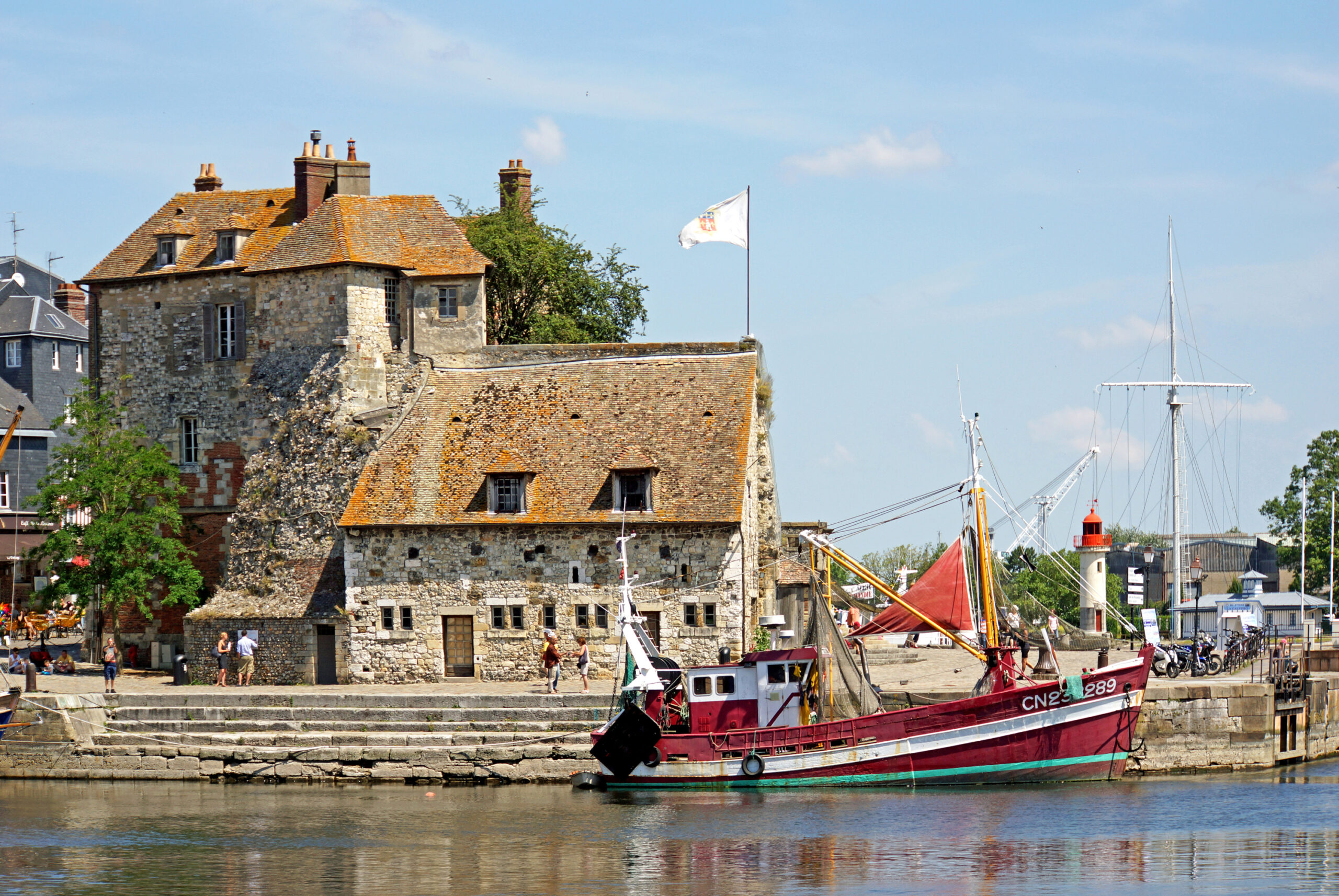 découvrez le trésor historique d'honfleur : plongez dans l’histoire fascinante de cette ville portuaire, ses monuments emblématiques et ses secrets bien gardés, pour une visite culturelle inoubliable en normandie.
